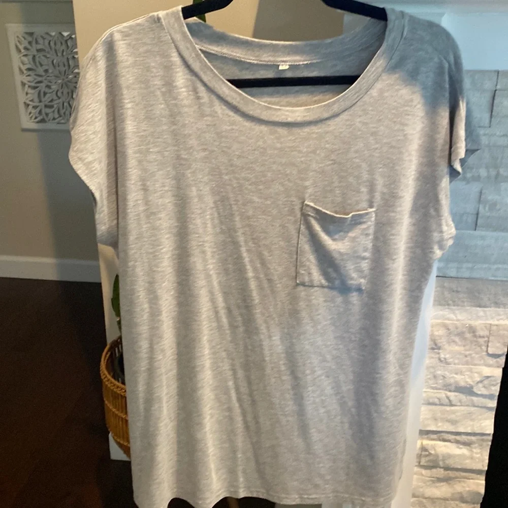 Soft gray tshirt with front pocket - Picture 1 of 4